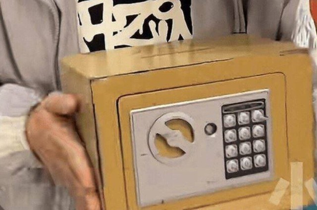 Cô bé 9 tuổi đến nhà bạn chơi rồi trộm két sắt và diễn biến gây sốc - Ảnh 2. Cô bé 9 tuổi đến nhà bạn chơi rồi trộm két sắt và diễn biến gây sốc - Ảnh 2.