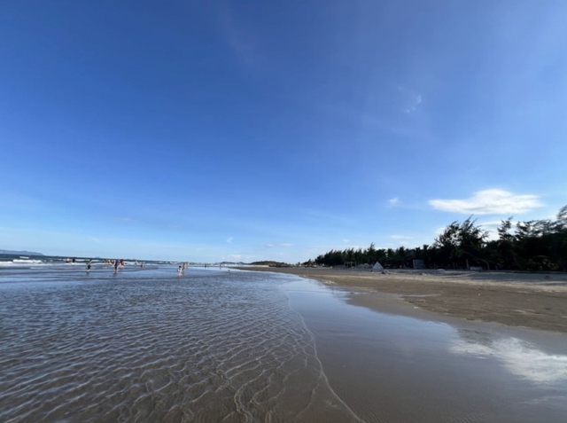 Ngoài Sầm Sơn, Thanh Hóa còn có bãi biển cách đó chỉ 40km, du khách nhận xét: Vắng, sạch hơn nhiều nơi! - Ảnh 3.