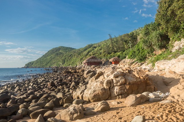 Ngoài Sầm Sơn, Thanh Hóa còn có bãi biển cách đó chỉ 40km, du khách nhận xét: Vắng, sạch hơn nhiều nơi! - Ảnh 10.