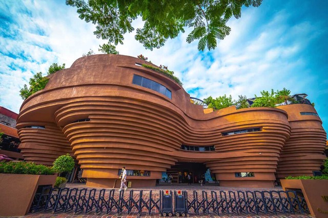 Sức hút khó cưỡng từ Làng gốm Bát Tràng 700 tuổi ở Hà Nội, giới trẻ đua nhau "check-in", khách Tây mê tít - Ảnh 1.