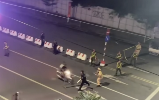 Tạm giữ hình sự về hành vi "Giết người" 2 đối tượng lao xe vào đại úy cảnh sát cơ động - Ảnh 1.