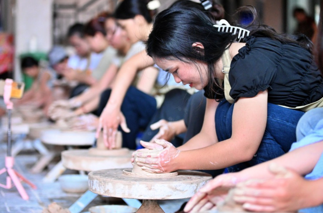 Sức hút khó cưỡng từ Làng gốm Bát Tràng 700 tuổi ở Hà Nội, giới trẻ đua nhau "check-in", khách Tây mê tít - Ảnh 2.