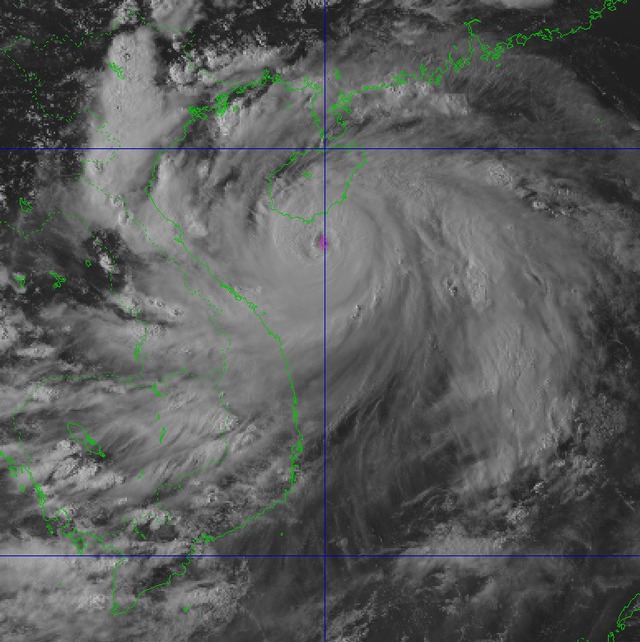 Tin mới nhất về cơn bão số 5: Vẫn ở cấp cuồng phong, sắp đổ bộ vào đất liền - Ảnh 1.