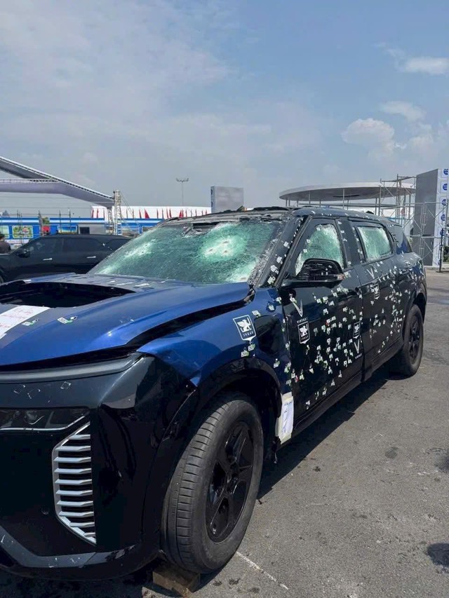 Xe VinFast VF 9 limousine chi chít vết đạn bắn, tổng hơn 300 phát: Hé lộ về đơn vị nâng cấp chống đạn - Ảnh 2.