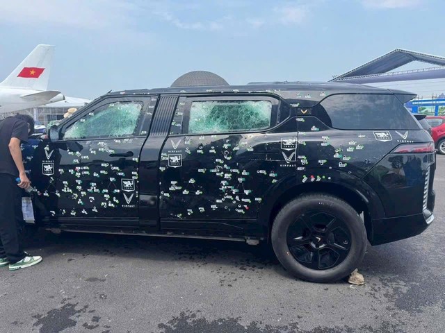 Xe VinFast VF 9 limousine chi chít vết đạn bắn, tổng hơn 300 phát: Hé lộ về đơn vị nâng cấp chống đạn - Ảnh 1.