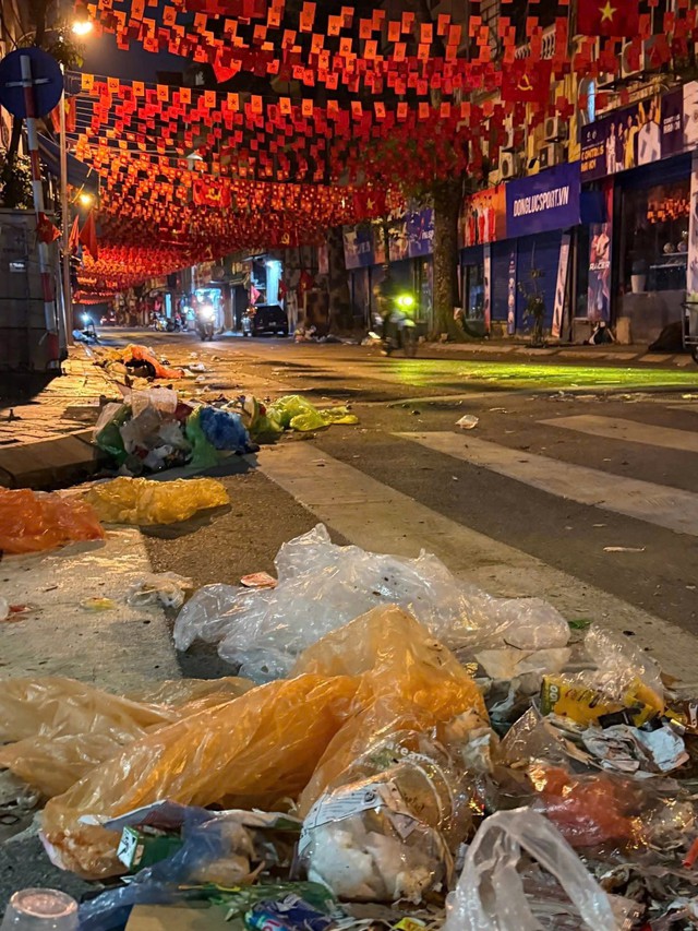 Người dân vượt rào bảo vệ, dẫm nát cây khi đi xem hợp luyện diễu binh: Công an Hà Nội khuyến cáo - Ảnh 6.