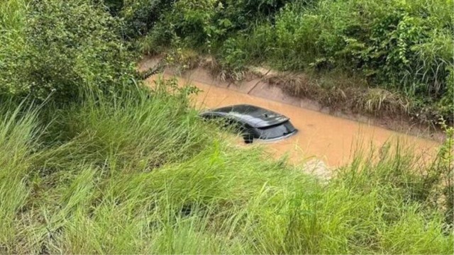 Dùng GPS để tìm quán cà phê, tài xế lao xe thẳng xuống kênh - Ảnh 1.