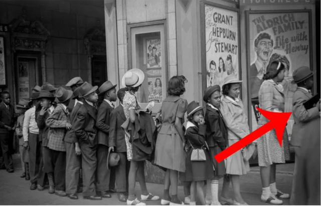 Bức ảnh năm 1941 gây "sốt": Chi tiết lạ làm dấy lên giả thuyết du hành thời gian, chuyên gia nói gì? - Ảnh 1.