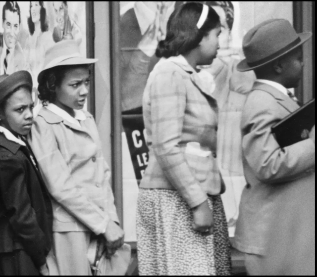 Bức ảnh năm 1941 gây "sốt": Chi tiết lạ làm dấy lên giả thuyết du hành thời gian, chuyên gia nói gì? - Ảnh 2.