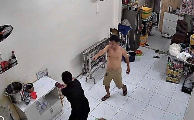 Vụ cô gái bị chủ nhà hành hung trong quán ăn ở TP.HCM: Nạn nhân kể lý do bất ngờ - Ảnh 2.