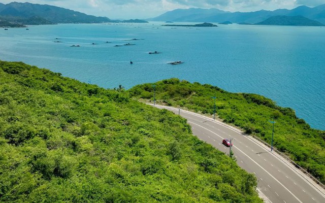 Cung đường một bên là núi, một bên là biển, du khách nhận xét: "Nhất định phải đi qua một lần trong đời!" - Ảnh 3.