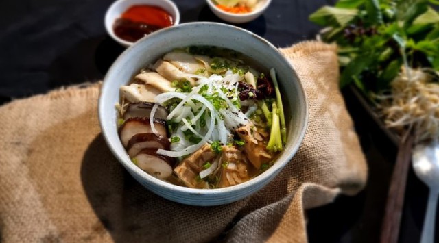 Không phải bún thang, món ăn chỉ từ 35.000 đồng/bát này mới là hương vị Việt lọt top ngon nhất thế giới - Ảnh 1.