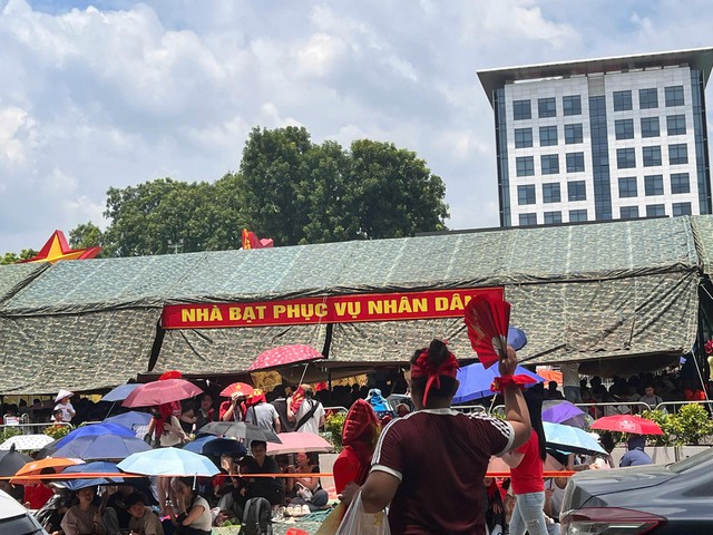 Đi vệ sinh ở đâu khi xem diễu binh, diễu hành? - Ảnh 2.