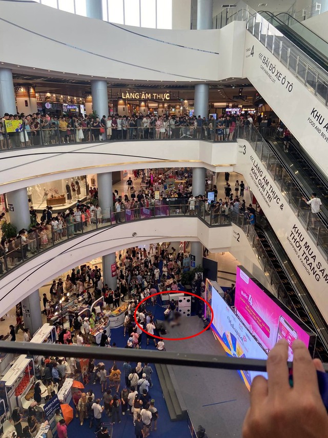 Người đàn ông rơi từ tầng cao ở trung tâm thương mại ở Hà Nội xuống đất: Nhân chứng kể gì? - Ảnh 1.