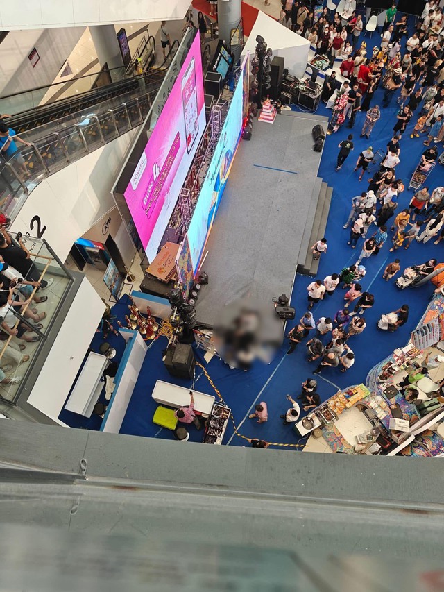 Người đàn ông rơi từ tầng cao ở trung tâm thương mại ở Hà Nội xuống đất: Nhân chứng kể gì? - Ảnh 2.