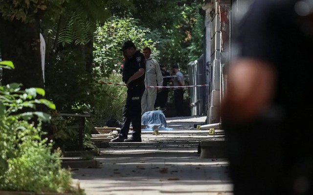 Rúng động Ukraine: Cựu Chủ tịch Quốc hội bị ám sát, hung thủ tình nghi giả dạng shipper - Ảnh 2.