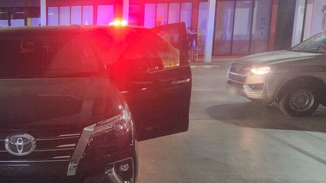 Thấy chiếc ô tô đỗ mãi không rời đi, nhân viên bảo vệ ngó vào thì 'đứng hình' với cảnh tượng bên trong - Ảnh 1.