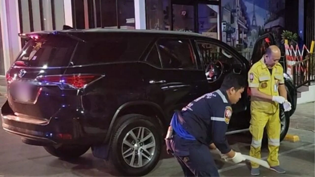 Thấy chiếc ô tô đỗ mãi không rời đi, nhân viên bảo vệ ngó vào thì kinh hãi với cảnh tượng bên trong - Ảnh 2.