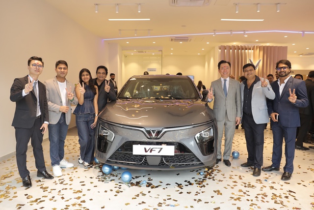 Chưa khai trương, dân Ấn Độ vẫn ào tới các showroom VinFast, sôi sục chờ một thông tin - Ảnh 5.