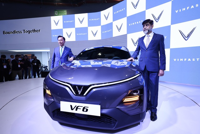 Chưa khai trương, dân Ấn Độ vẫn ào tới các showroom VinFast, sôi sục chờ một thông tin - Ảnh 1.