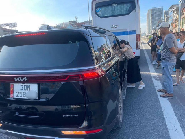 Người đàn ông lao lên ô tô khách rút chìa khóa xe rồi bỏ đi, 40 người bơ vơ giữa trời nắng nóng Hà Nội: Hé lộ nguồn cơn - Ảnh 1.