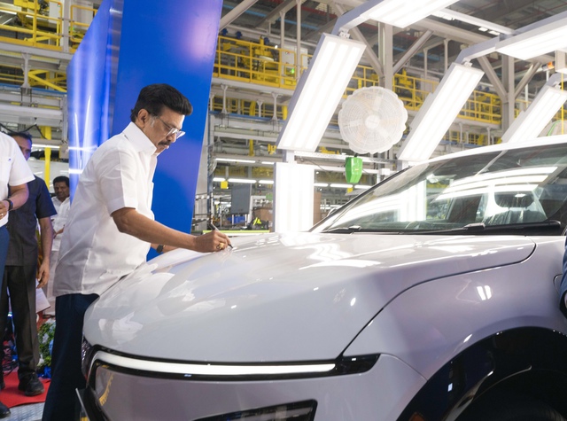 Chưa khai trương, dân Ấn Độ vẫn ào tới các showroom VinFast, sôi sục chờ một thông tin - Ảnh 3.
