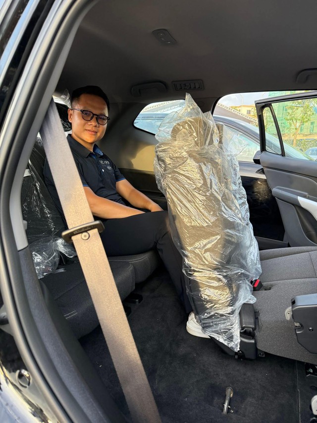 Kiểm chứng hàng ghế 'ngồi xổm' trên VinFast Limo Green: Người cao 1,75 mét có ngồi vừa không? - Ảnh 2.