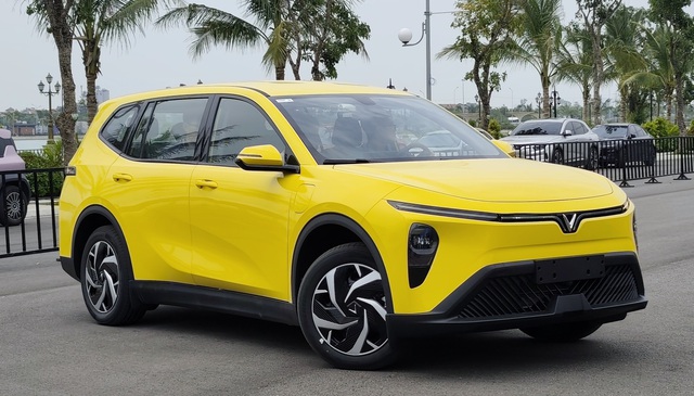 Kiểm chứng hàng ghế 'ngồi xổm' trên VinFast Limo Green: Người cao 1,75 mét có ngồi vừa không? - Ảnh 1.