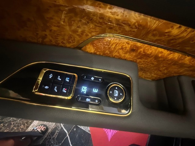 Limousine siêu sang của VinFast lộ thêm ảnh: Logo cánh chim vàng, vách ngăn như Rolls-Royce, ốp gỗ thật - Ảnh 3.