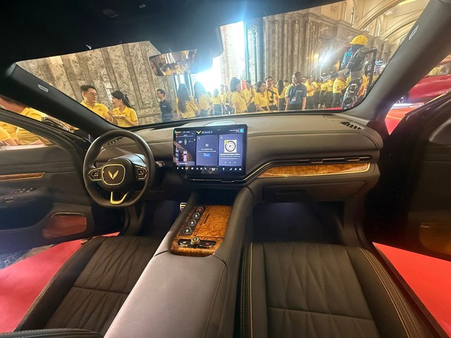 Limousine siêu sang của VinFast lộ thêm ảnh: Logo cánh chim vàng, vách ngăn như Rolls-Royce, ốp gỗ thật - Ảnh 1.