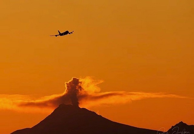 Động đất rung chuyển Alaska, cảnh báo núi lửa phun trào bất cứ lúc nào - Ảnh 2.