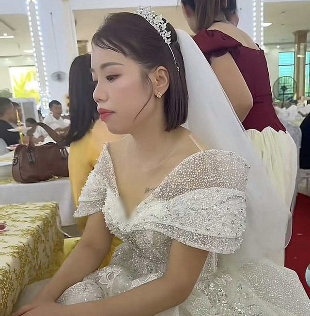 Cô dâu ngồi thất thần trong đám cưới vắng chú rể, câu chuyện phía sau khiến nhiều người xúc động - Ảnh 1.
