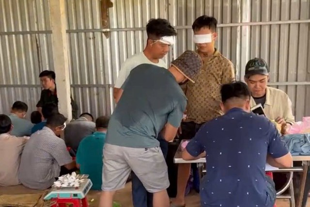 100 cảnh sát ập đột kích căn nhà của Trần Anh Minh, tạm giữ 51 người - Ảnh 1.