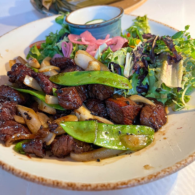 Khách Tây khám phá 17 món ngon Việt Nam không thể bỏ lỡ - Ảnh 13.