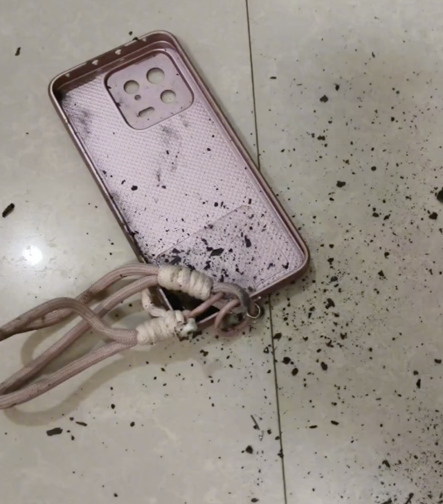 Con trai 3 tuổi đang cầm điện thoại chơi thì sự cố xảy ra khiến cả gia đình hoảng hốt, vội chạy tới ứng cứu - Ảnh 2.