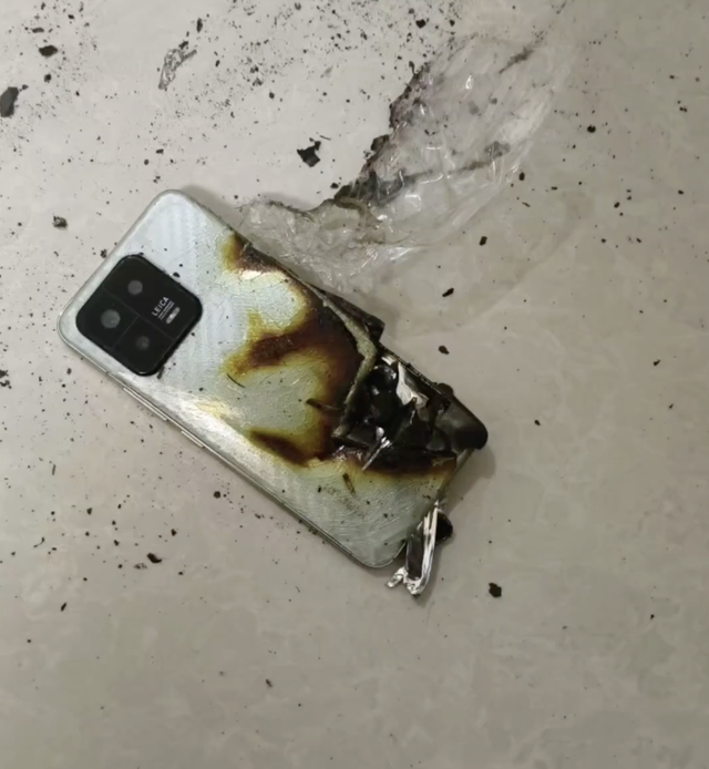 Con trai 3 tuổi đang cầm điện thoại chơi thì sự cố xảy ra khiến cả gia đình hoảng hốt, vội chạy tới ứng cứu - Ảnh 3.