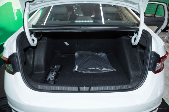 Skoda Slavia vừa ra mắt Việt Nam giá từ 421 triệu, có gì lạ mà chuyên gia "giật mình" khi lái thử? - Ảnh 3.