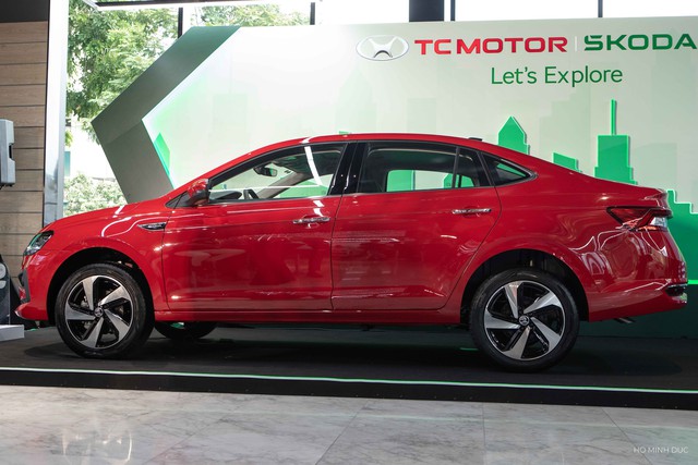 Skoda Slavia vừa ra mắt Việt Nam giá từ 421 triệu, có gì lạ mà chuyên gia "giật mình" khi lái thử? - Ảnh 2.