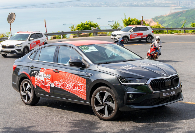Skoda Slavia vừa ra mắt Việt Nam giá từ 421 triệu, có gì lạ mà chuyên gia "giật mình" khi lái thử? - Ảnh 4.