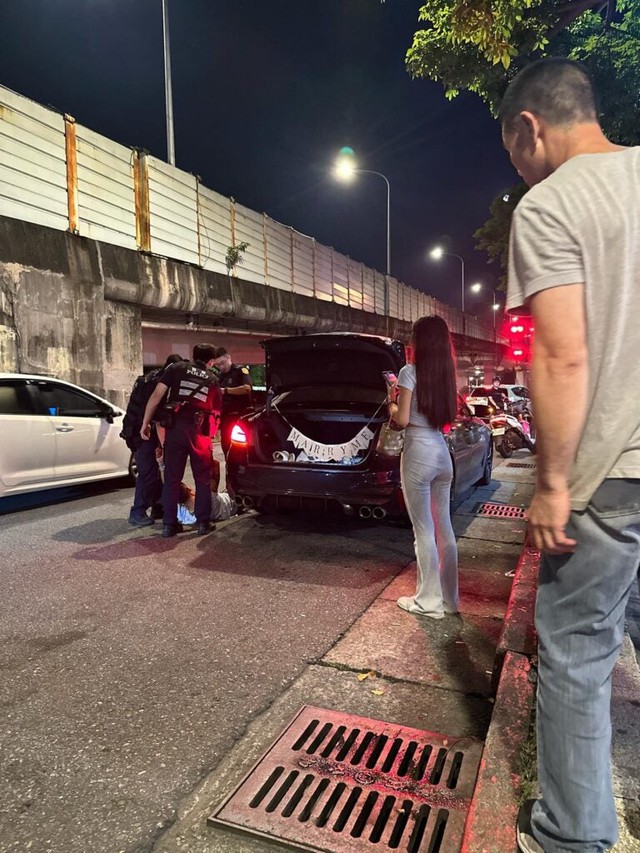 Vừa được bạn trai cầu hôn cùng chiếc Mercedes-Benz, cô gái ngỡ ngàng khi đối phương bị cảnh sát bắt giữ - Ảnh 1.