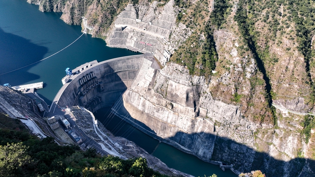 Chiêm ngưỡng "quái vật" đập cao nhất thế giới, cao hơn Tháp Eiffel 5 mét - Ảnh 2. Chiêm ngưỡng "quái vật" đập cao nhất thế giới, cao hơn Tháp Eiffel 5 mét - Ảnh 2.