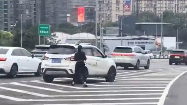 Nữ tài xế gây choáng vì vô tư dừng xe trên cao tốc để lắc vòng - Ảnh 2.