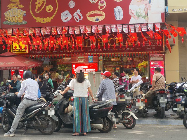 Mang 50 chỉ vàng đi bán, người đàn ông ở Hà Nội gặp cảnh bất ngờ, “quay xe” gấp