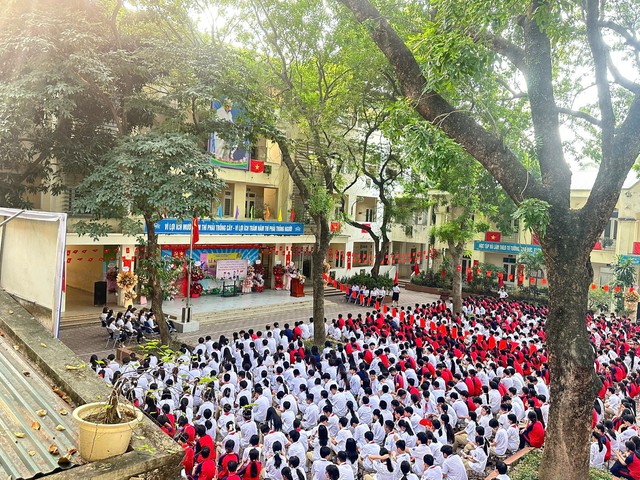 Vụ phụ huynh phải mua tivi 40 triệu đồng tặng trường ở Hà Nội: Hiệu trưởng nói sẵn sàng trả lại tivi - Ảnh 1.