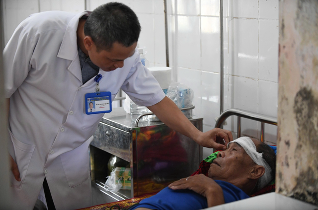 Vụ xe tải lao vào chợ chuối khiến 3 người chết: Xót xa cảnh chồng thẫn thờ nhìn vợ bầu ra đi mãi mãi - Ảnh 2.