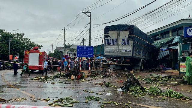 Vụ xe tải lao vào chợ chuối khiến 3 người chết: Xót xa cảnh chồng thẫn thờ nhìn vợ bầu ra đi mãi mãi - Ảnh 1.