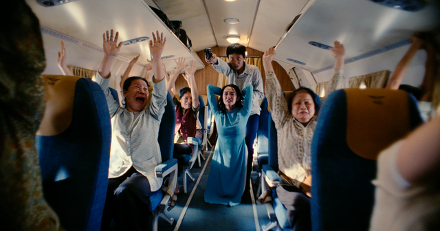 Cơ trưởng cố thủ trong buồng lái, không tặc làm nổ lựu đạn: Máy bay hạ cánh an toàn sau 52 phút 'sinh tử' - Ảnh 3.