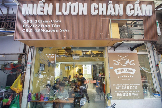 Khách Tây thưởng thức món đặc sản nổi tiếng phố cổ Hà Nội, nhận xét: "Ăn cả ngày cũng không chán!" - Ảnh 6.