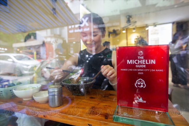 Khách Tây thưởng thức món đặc sản nổi tiếng phố cổ Hà Nội, nhận xét: "Ăn cả ngày cũng không chán!" - Ảnh 7.