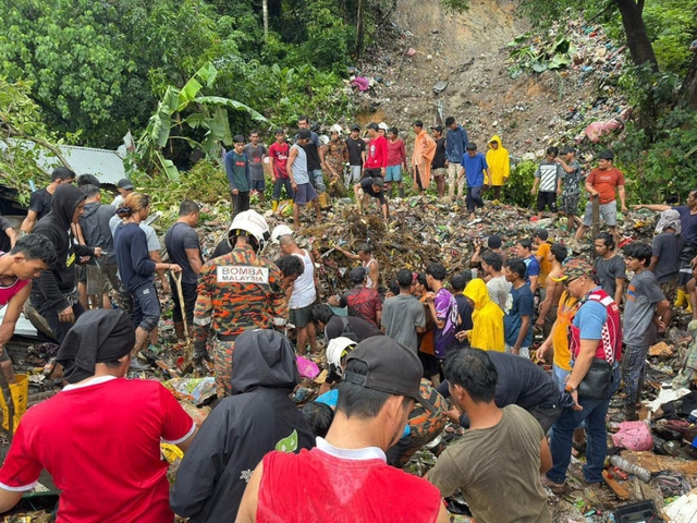 Người đàn ông làm nghề mai táng đau đớn lo liệu cho vợ con mình - Ảnh 1.